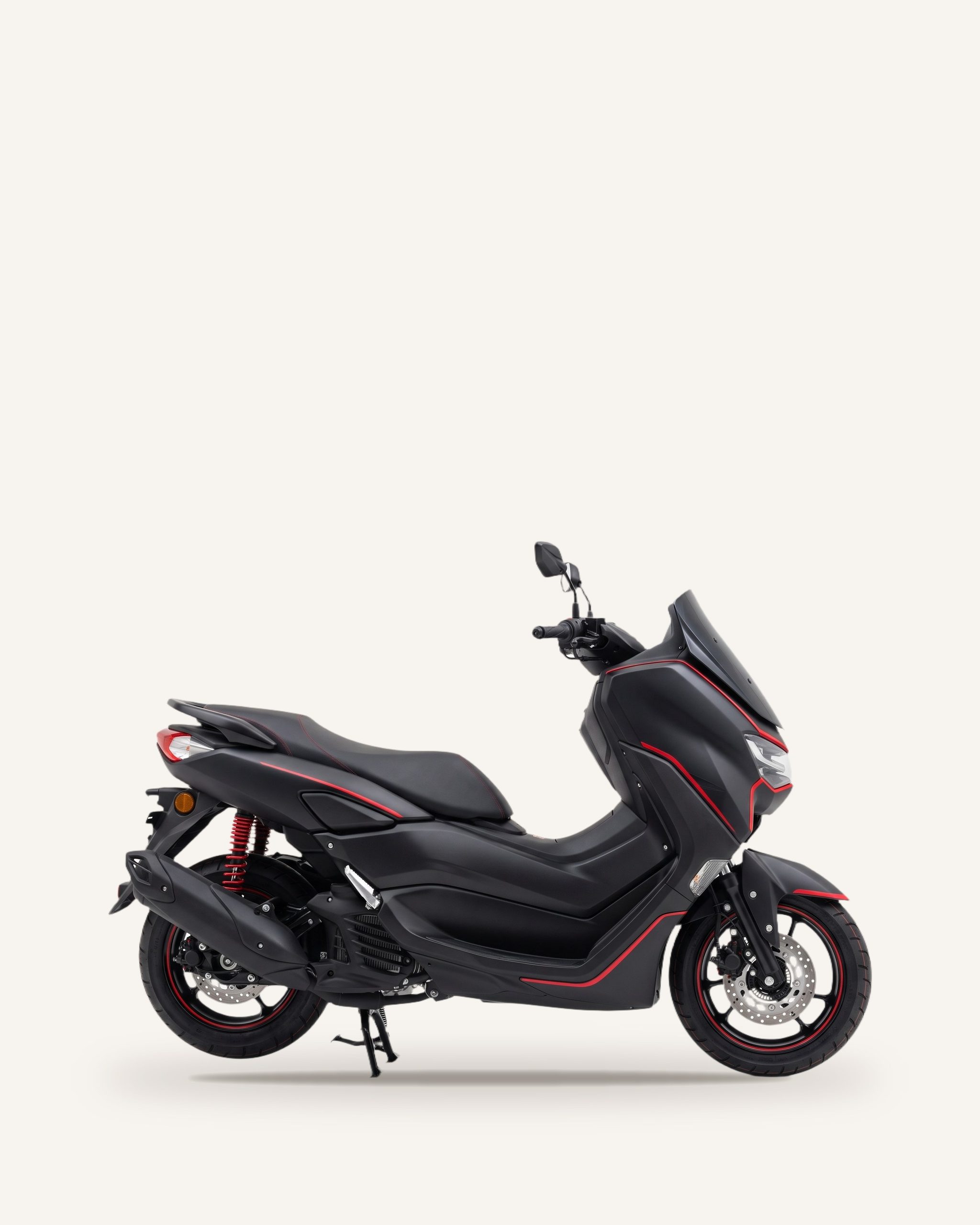 Siyah scooter motosiklet, kırmızı şeritli gövde ve disk frenli ön tekerlek