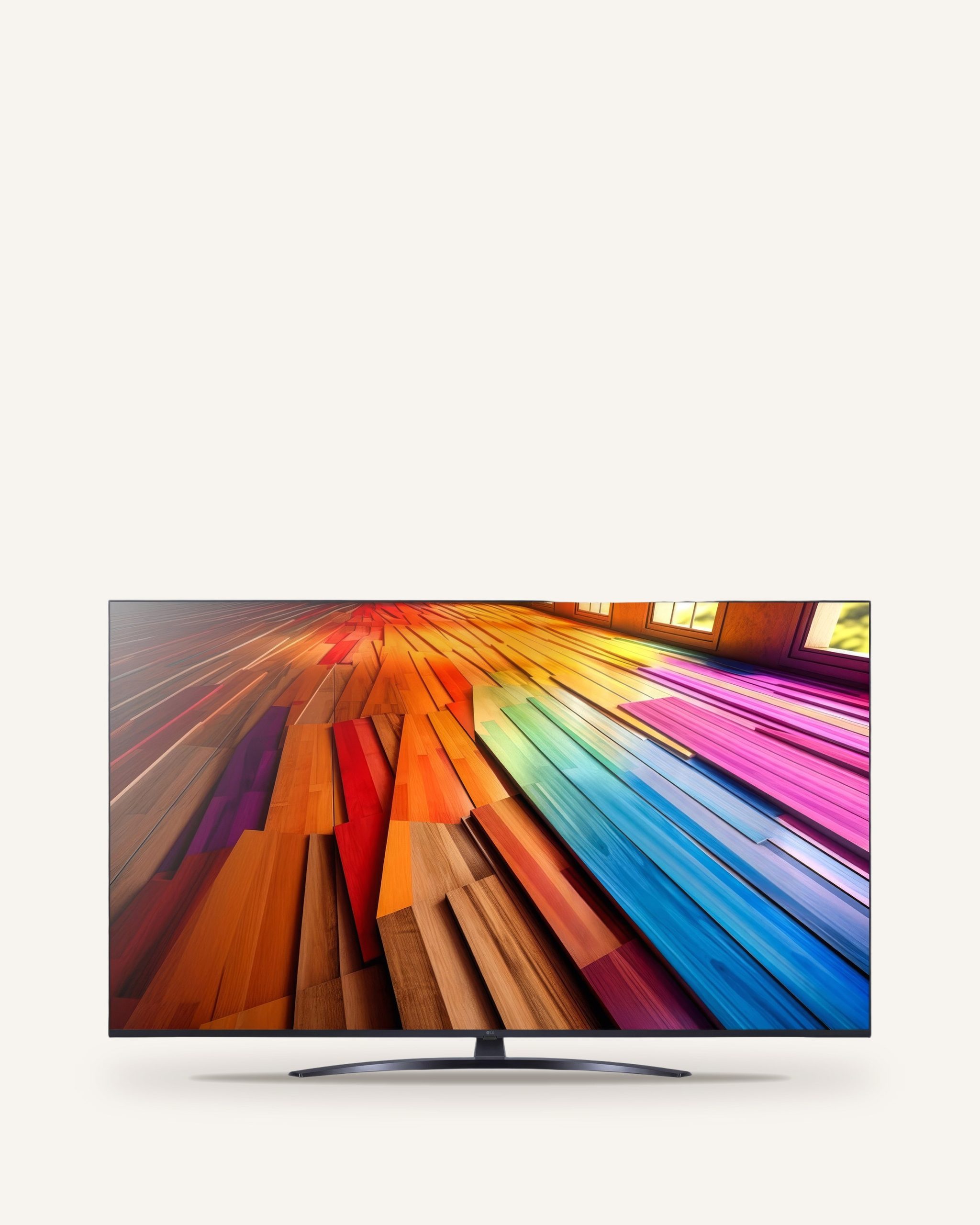 Televizyon ekranı açık, renkli ahşap desen, ince çerçeve ve geniş kavisli ayak