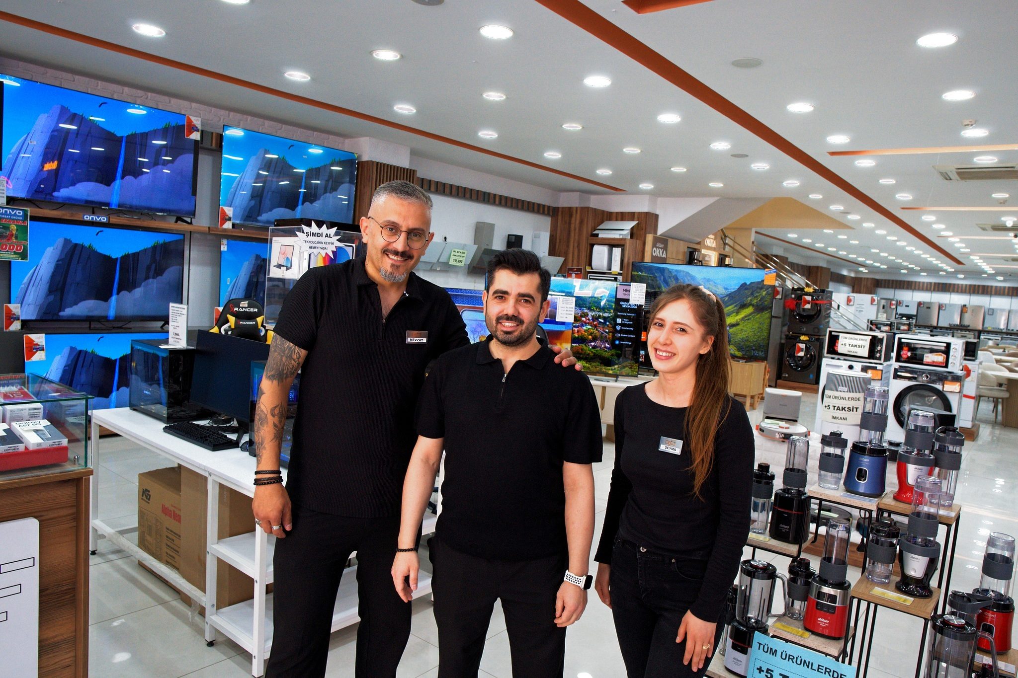 Şube içinde OĞUZ ev concept ekibi, şube ekibinden bir kare