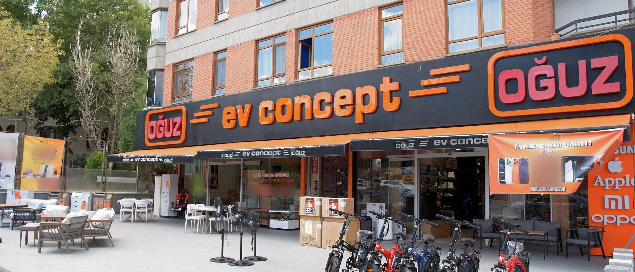 Oğuz Ev Concept mağazasının cephesi, önünde elektrikli bisikletler ve bahçe mobilyası