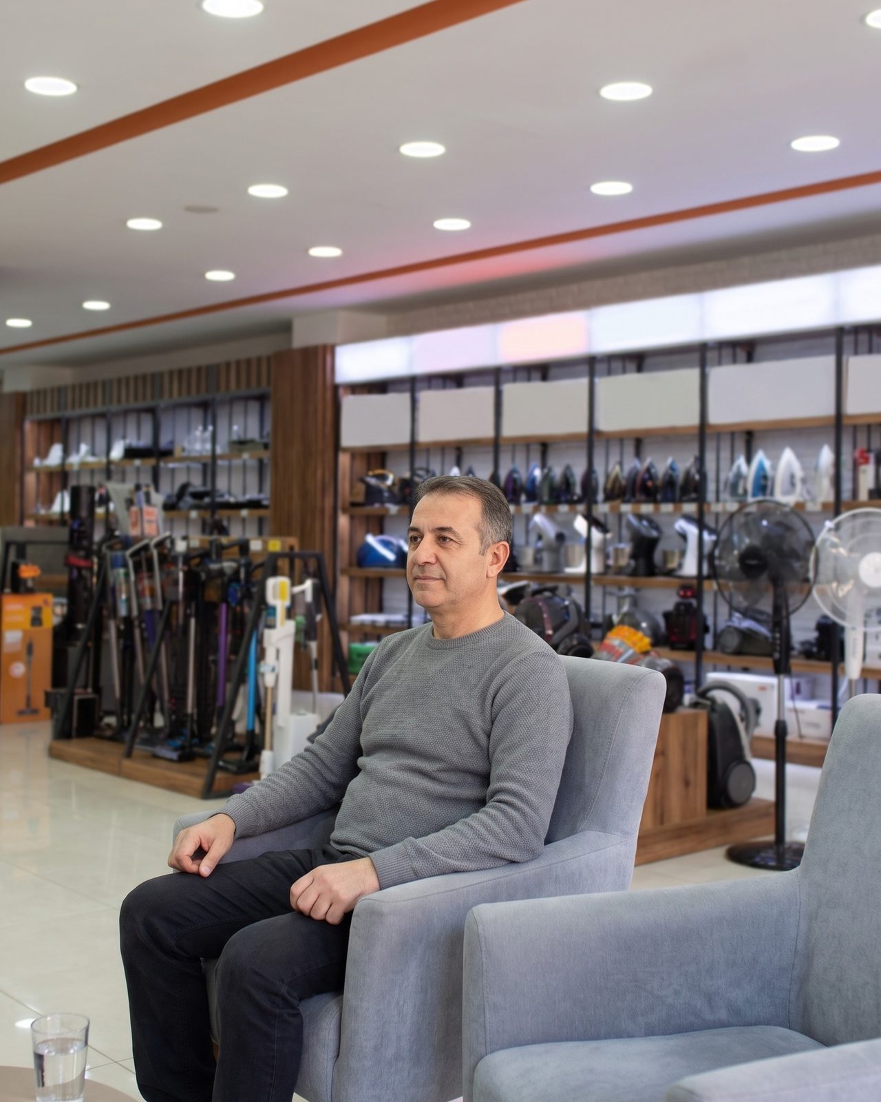 Şubenin bekleme alanında koltukta sakin bekleyen müşteri