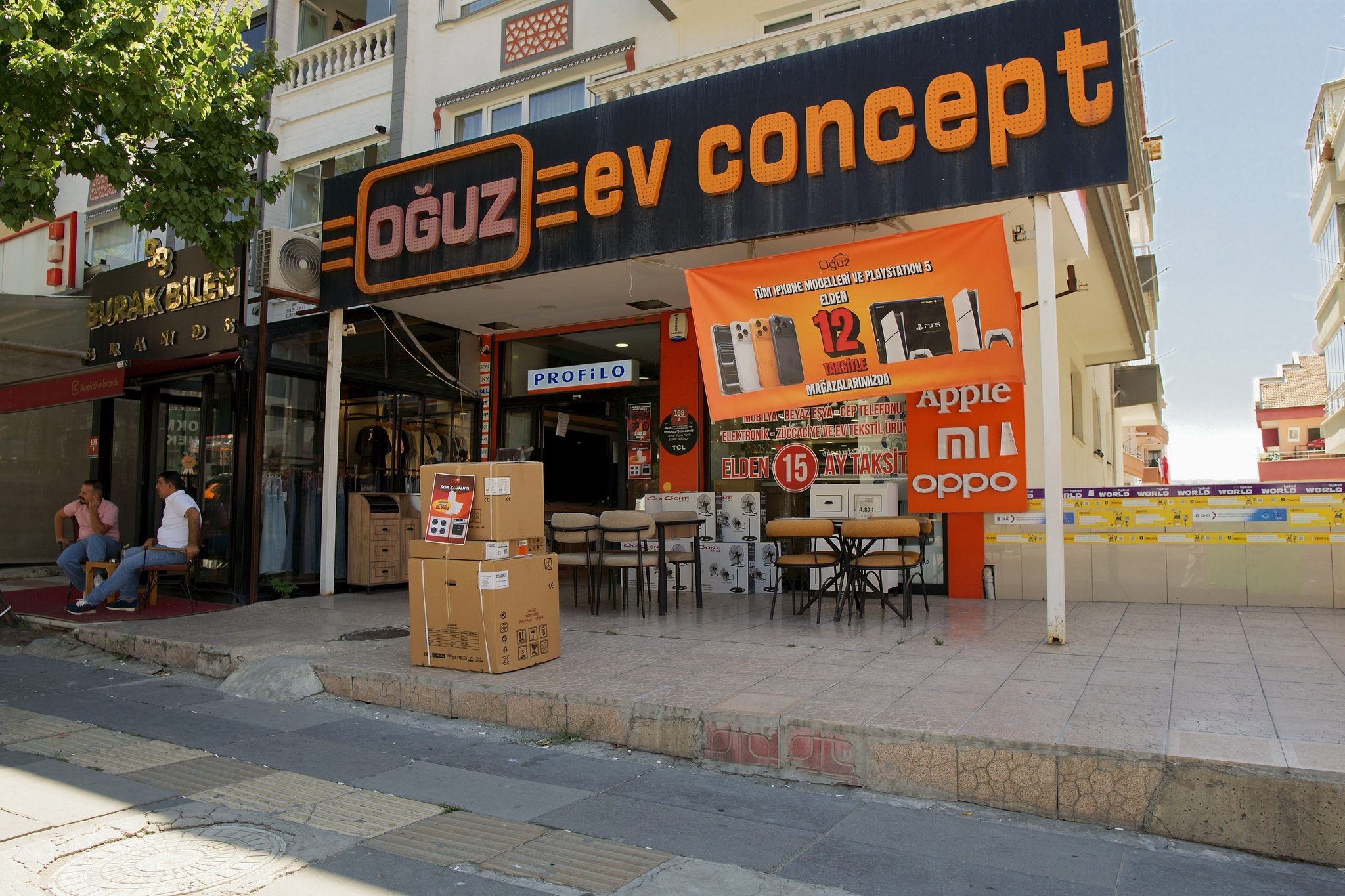 Akdere şubesinin cadde üzerindeki cephesi ve OĞUZ ev concept tabelası