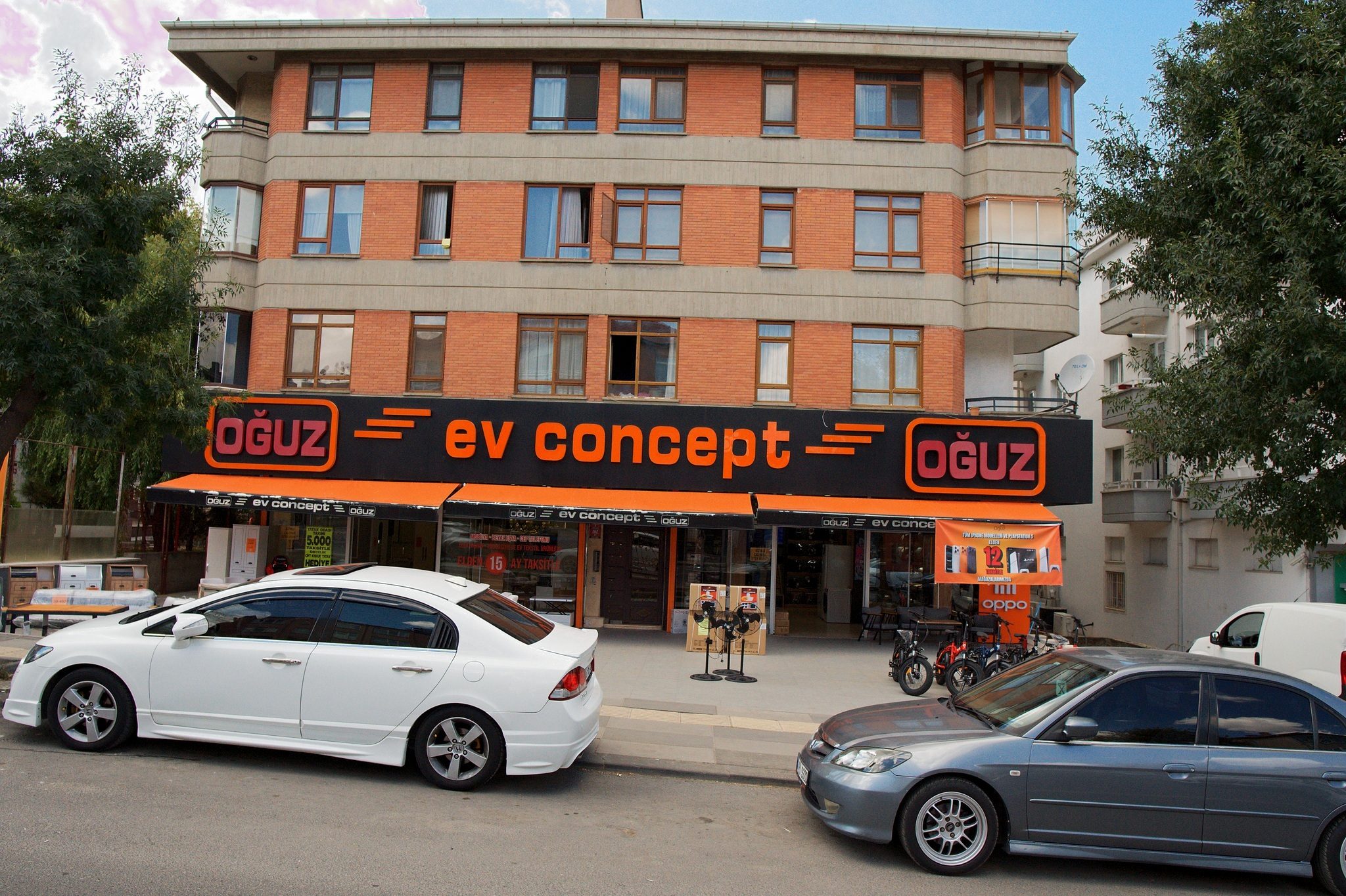 Dikmen 262 şubesinin bulunduğu caddenin görünümü, mağaza cephesi ve OĞUZ ev concept tabelası