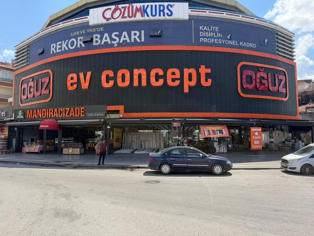 Hüseyingazi şubesinin bina cephesi, mağaza cephesi ve OĞUZ ev concept tabelası