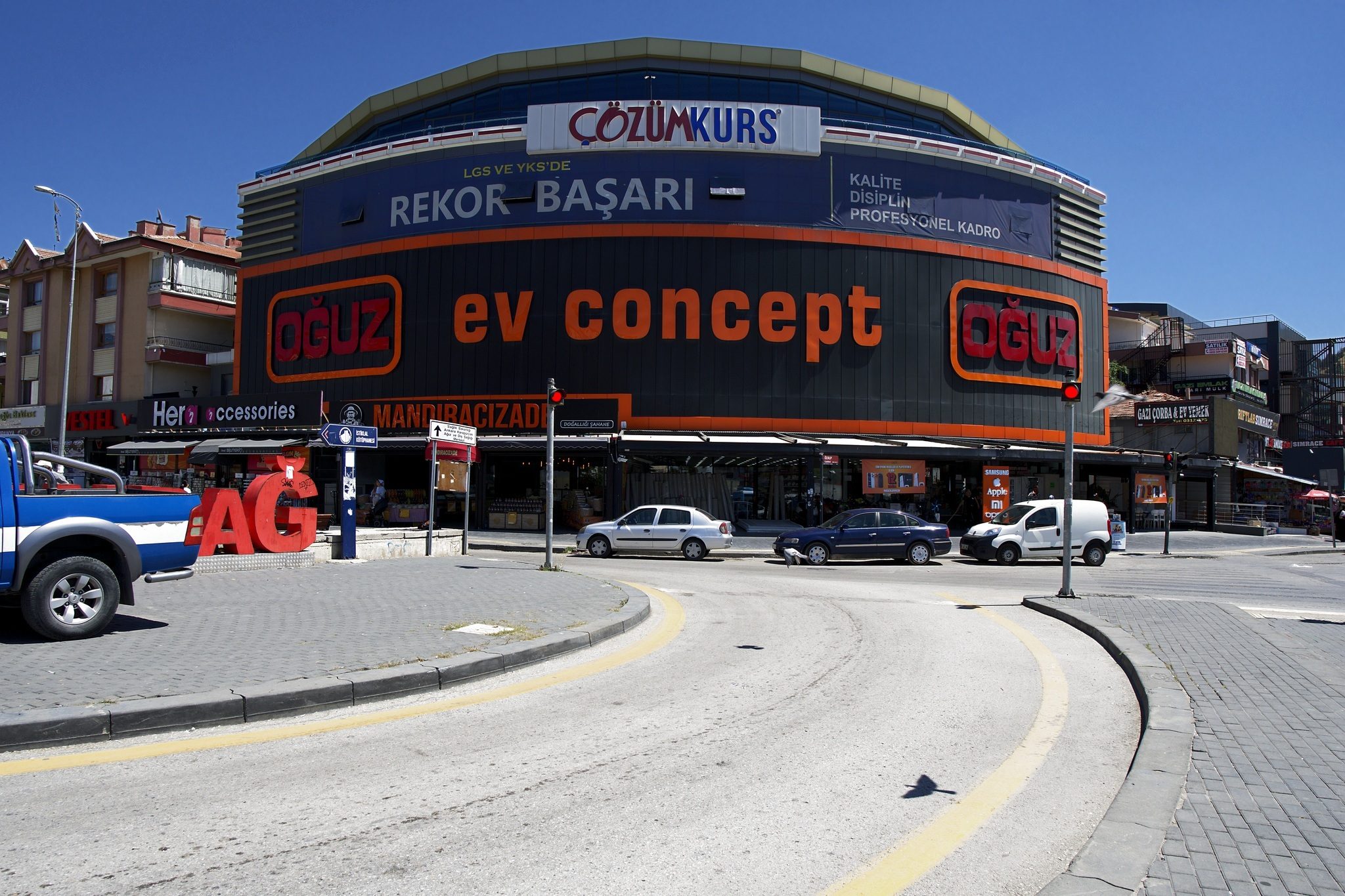 Hüseyingazi şubesinin yuvarlak köşe binası ve OĞUZ ev concept tabelası