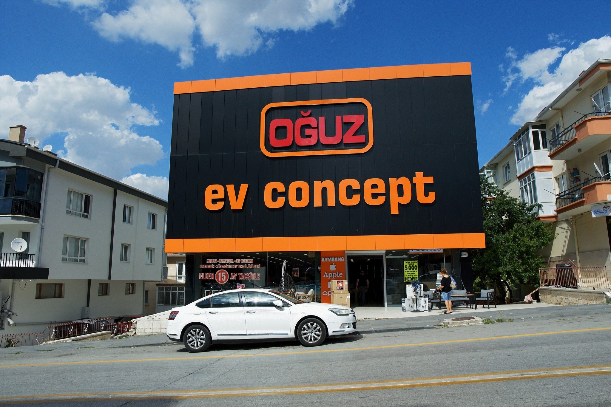İlker şubesinin bina cephesi ve OĞUZ ev concept tabelası