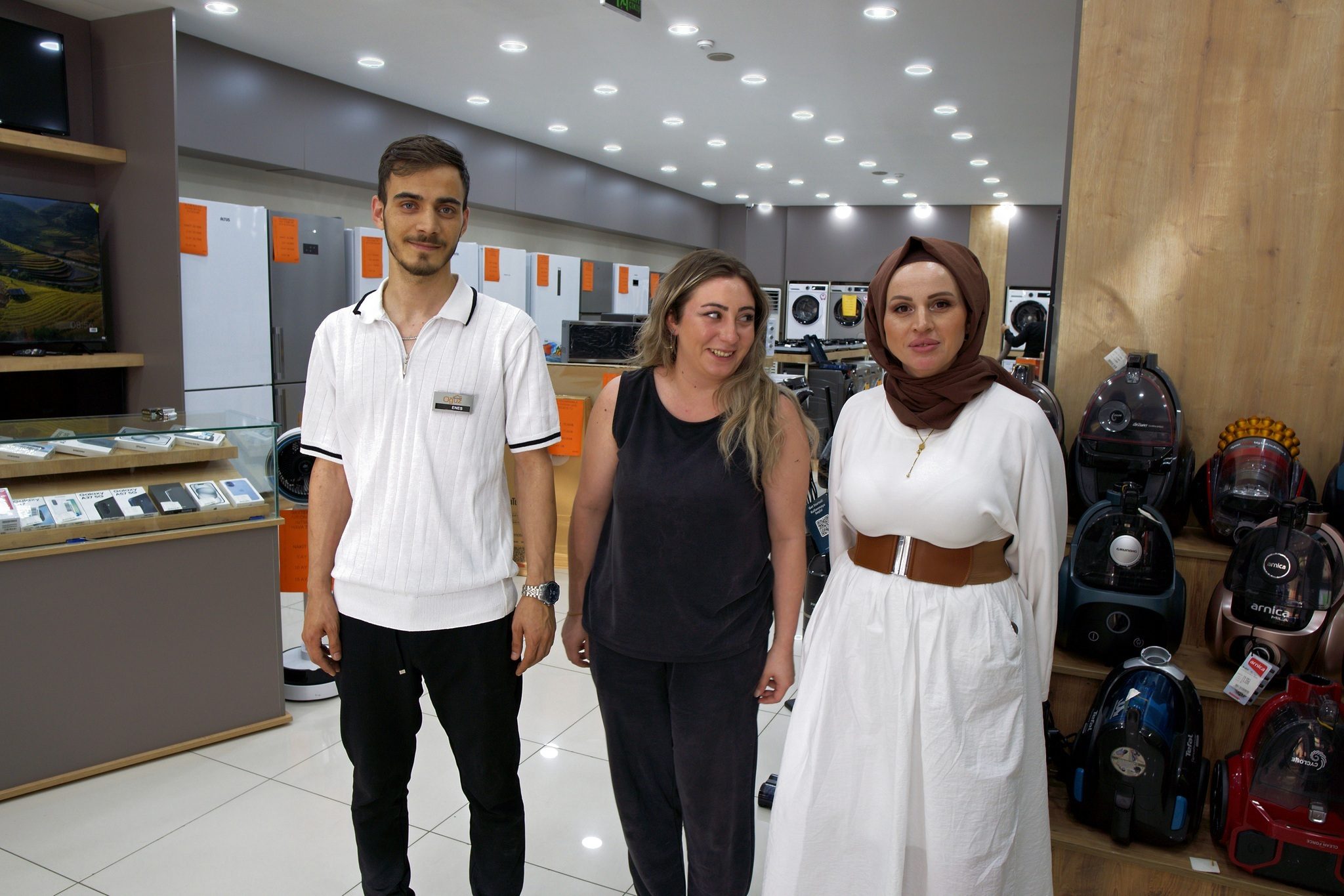 Keçiören Sanatoryum şubesinde mağaza içinde şube ekibi, mağaza çalışanı iş başında