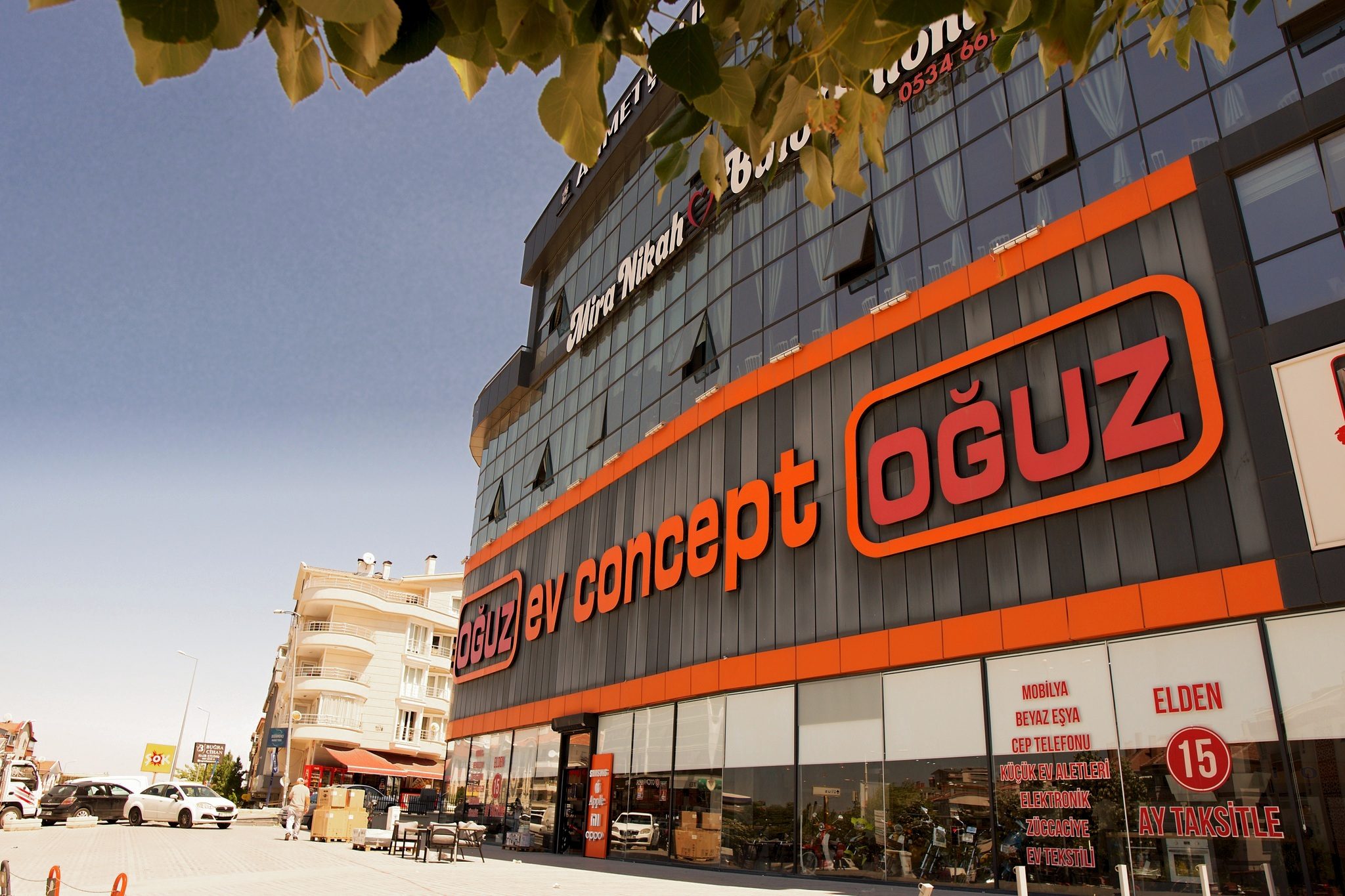 NATO Yolu şubesinin köşe binası ve OĞUZ ev concept tabelası