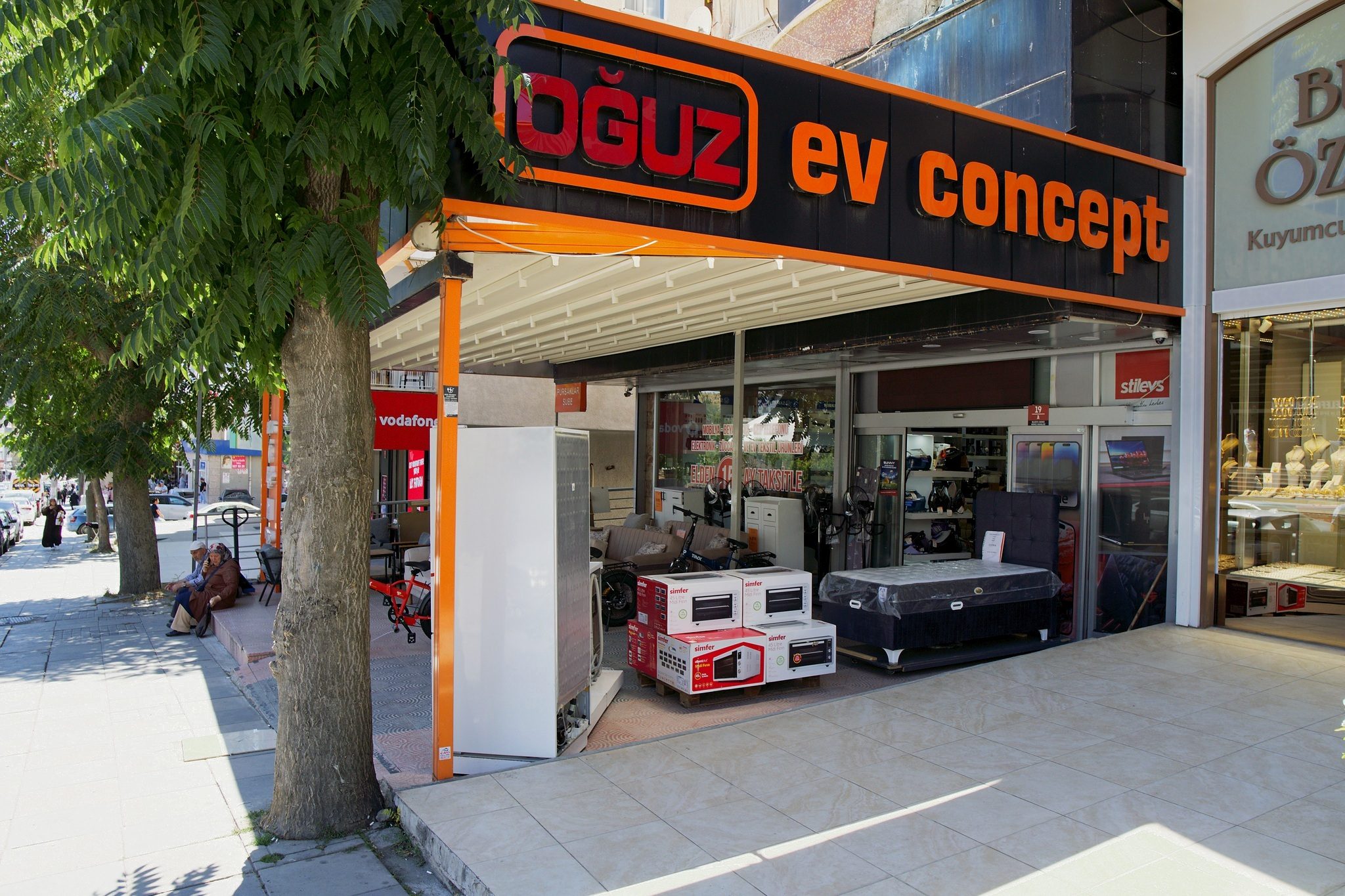 Şubenin kaldırımdan yan görünümü ve beyaz eşya teşhiri