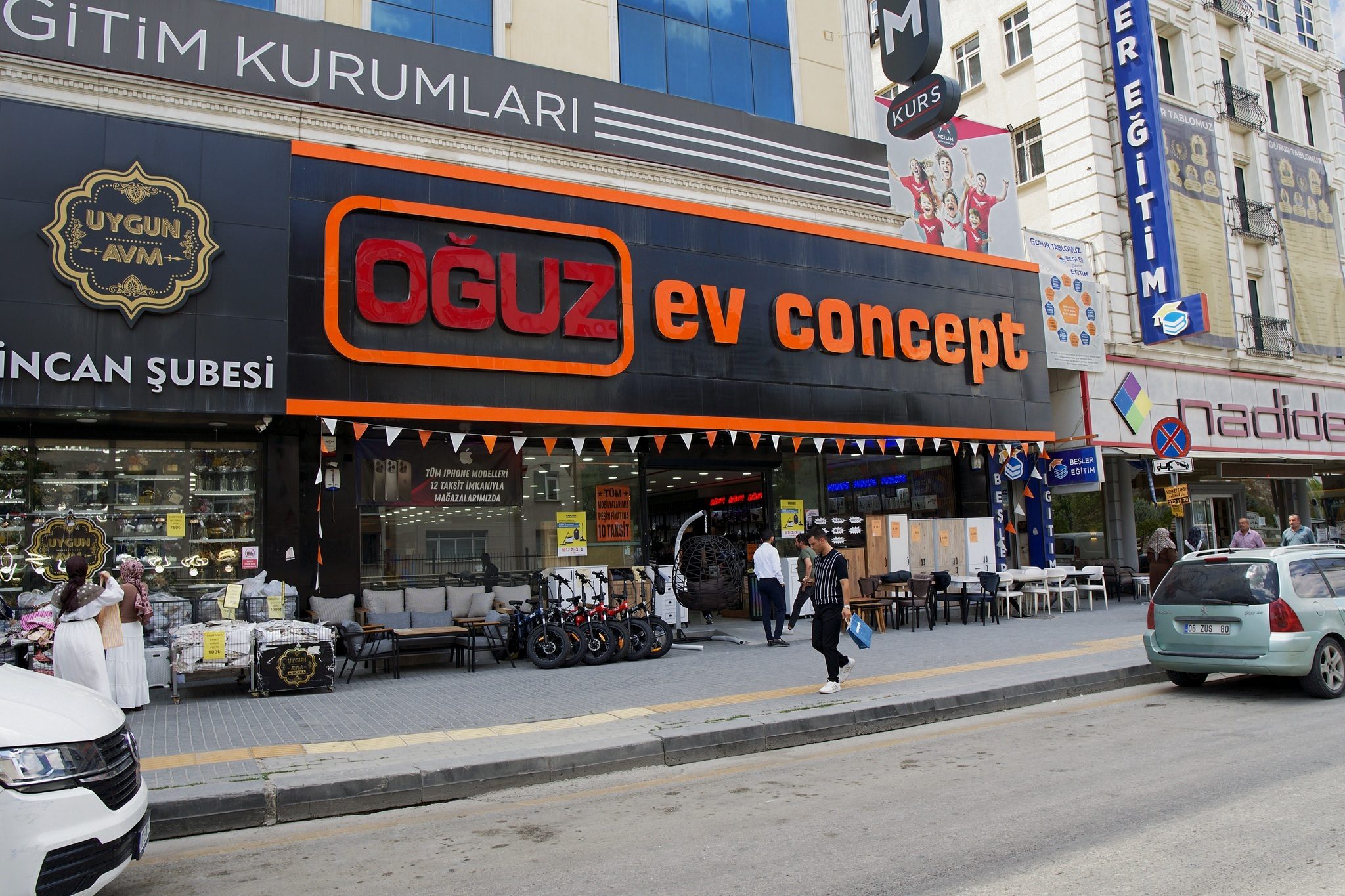 Sincan şubesinin bulunduğu caddeden görünüm, mağaza cephesi ve OĞUZ ev concept tabelası