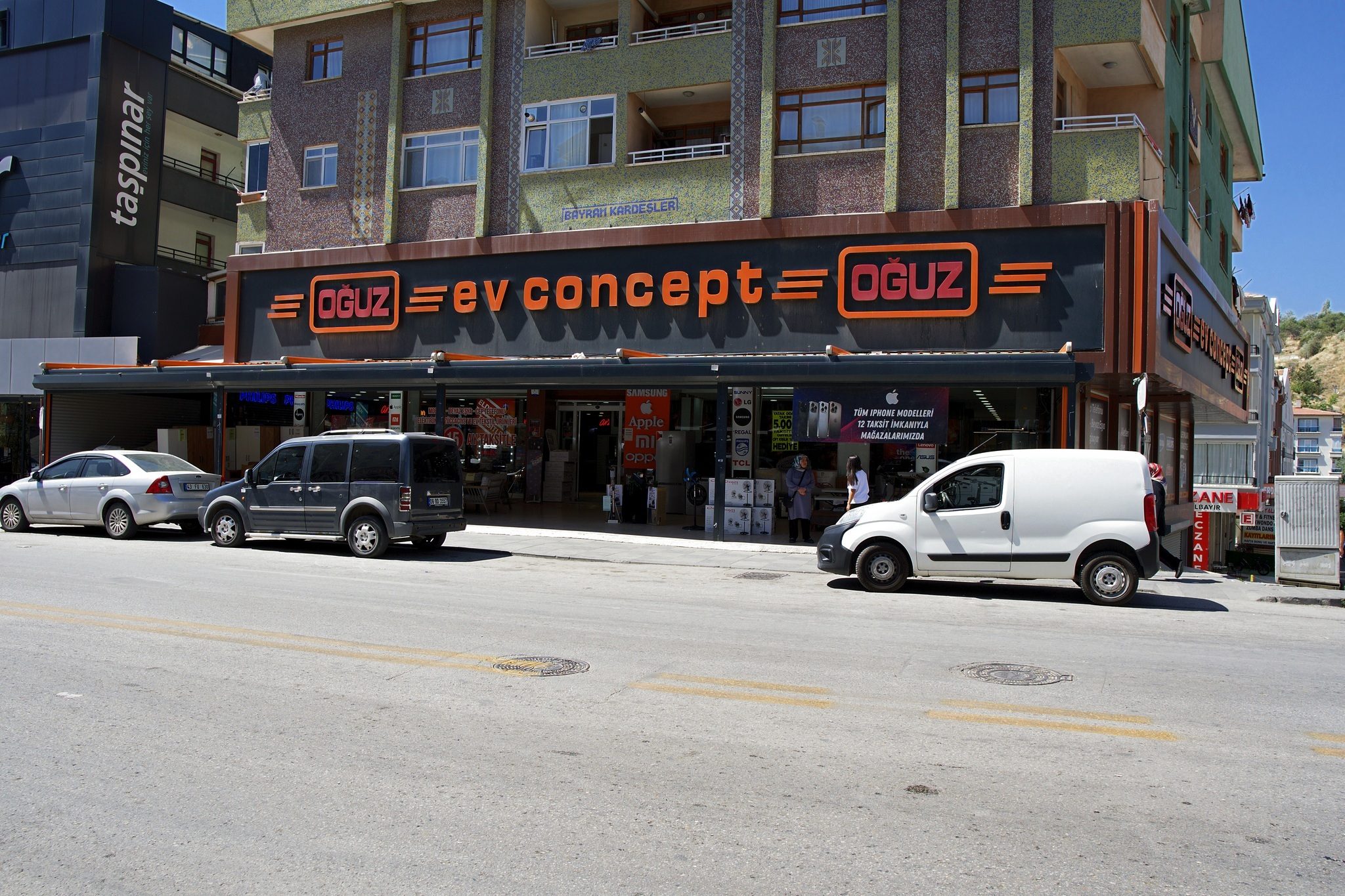 Yeşilbayır şubesinin cadde üzerindeki mağaza cephesi ve OĞUZ ev concept tabelası